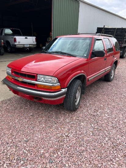 2001 Chevrolet Blazer, 68,393 miles showing, 4 door, hatchback, 5 passenger, electricwindows and