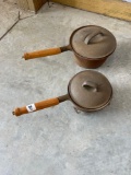 2 cast iron pots