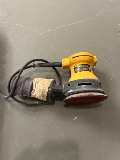 Dewalt corded orbit sander, case and sanding pads