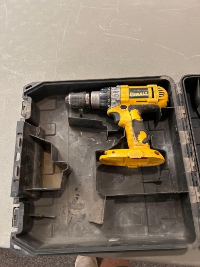 Dewalt 18V cordless drill, case and handle