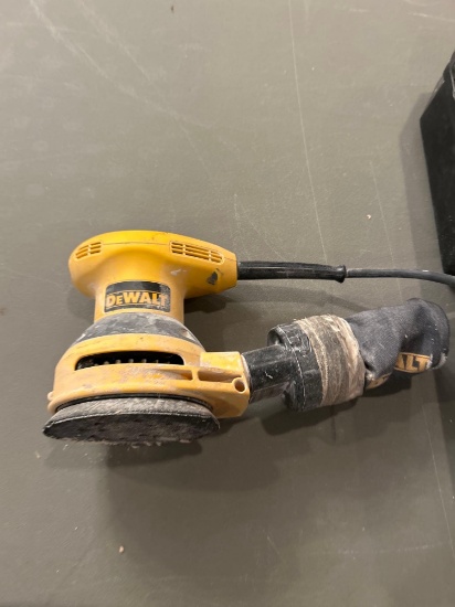 Dewalt corded Orbit sander, case