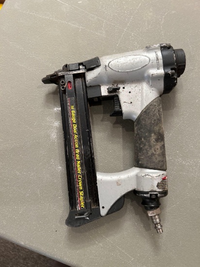 Tradesman Model 8530 air nailer, assorted nails included