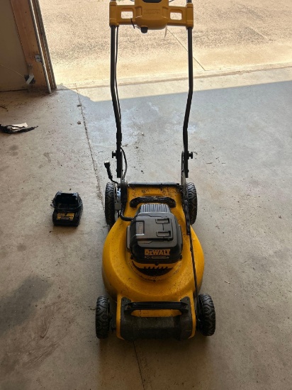 Dewalt 40v Max XR electric push mower, battery and charger included