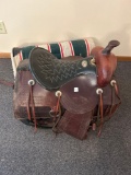 Double T saddlery horse saddle, saddle stand, 2 saddle pads