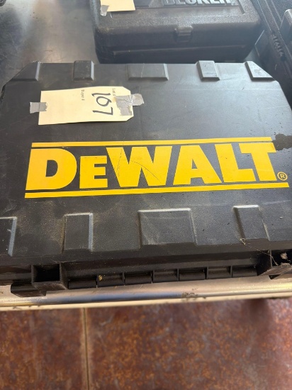 DeWalt 2 1/2'' 16 ga. finish air nailer. Nice Shipping