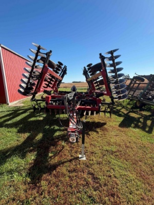Caseih "340" Tandem Disk, 28' Hydraulic Fold, Bogies Across, Coil Tine Mulcher