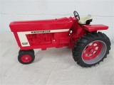 IH Farmall 966 with Black Grill  Scale 1:8