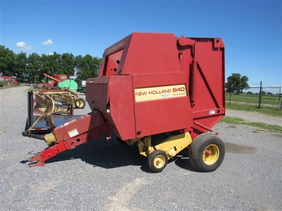 NH 640 Auto Wrap Hay Baler