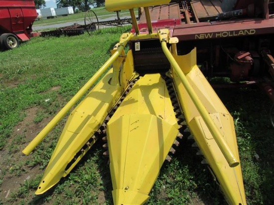 NH 824 2R Corn Head