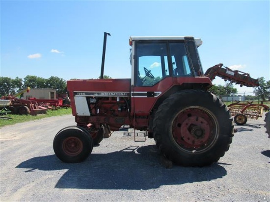 Int'l 1086 Tractor, 2WD, C/H/A dual PTO