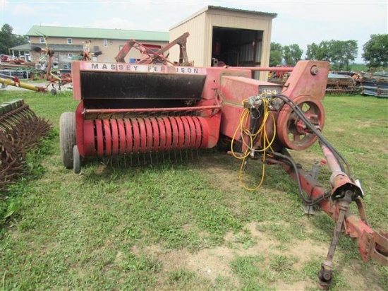 MF 124 Baler