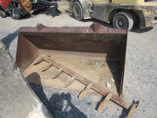 Case 5' Skidloader Bucket w/ bar