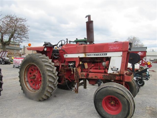 IH 1066 Turbo Tractor, 2WD