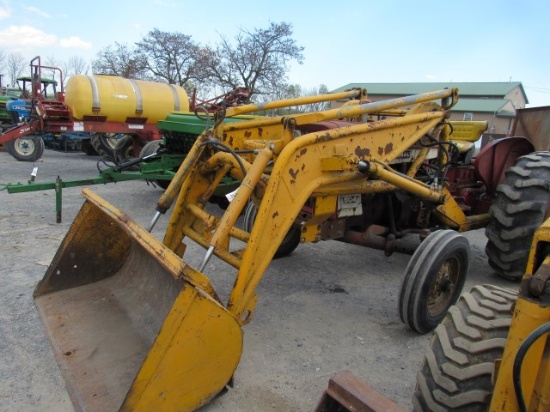 IH 504 w/ Loader