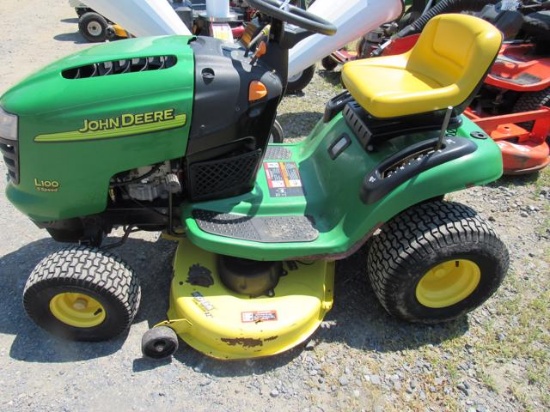 JD L110 Tractor w/ 42" Deck