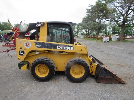 2008 JD 320 SSL w/ Enclosed Cab,600 Hrs,