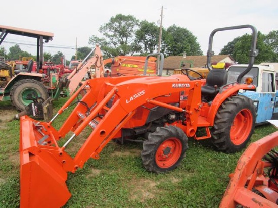 Kubota L3301 Tractor w/ LA525 Loader, 573 Hrs