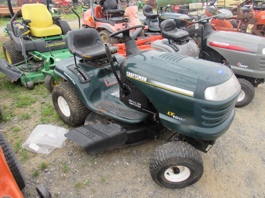 CRAFTSMAN LT2000 RIDING LAWN MOWER BRIGGS AND STRATTON MOTOR W/GRASS