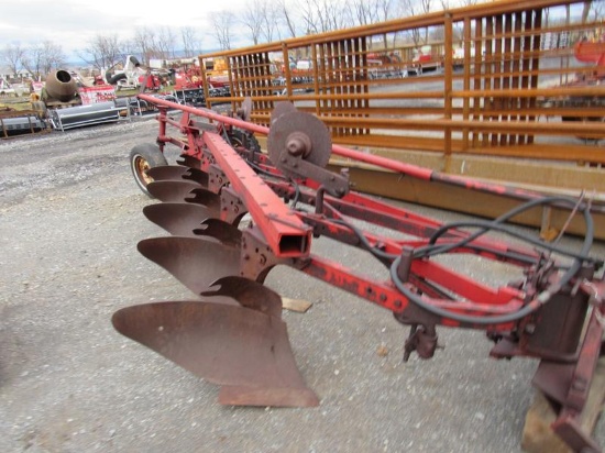Int'l 550 5B Plow