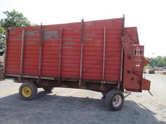 IH 120 Forage Wagon w/JD Gear