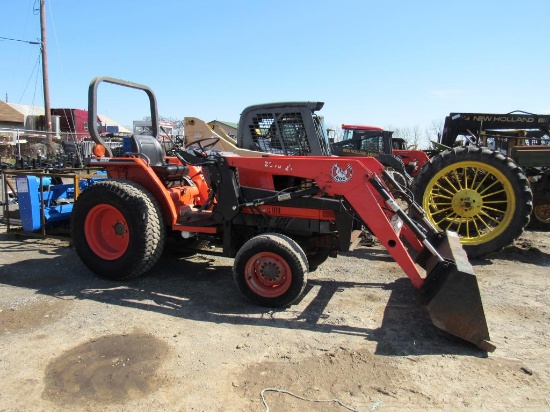 Kubota L3010 Tractor w/ Loader, 4WD