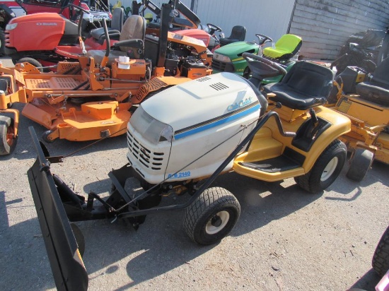 Cub Cadet 2140 Riding Tractor w/Blade