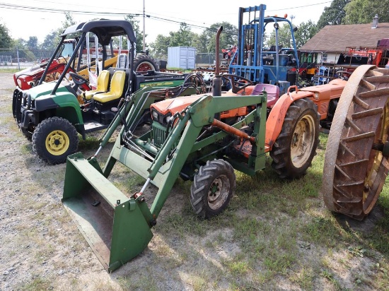 Kubota B8200 Tractor w/ Ldr