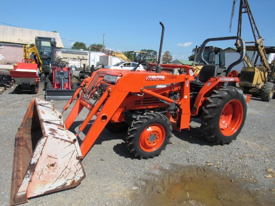 Kubota L2500 Tractor w/ Ldr, 4x4, ROPS