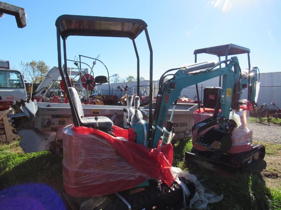 AGT QH12 Mini Excavator  w/Thumb (New)
