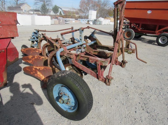IH Model 16 3B Pull-Type Plow