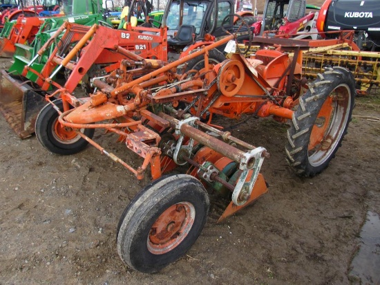 Allis Chalmers G Tractor (non-running)
