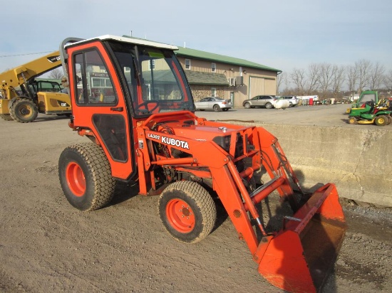 Kubota B7500 4WD Tractor w/ Loader, Cab, Dsl