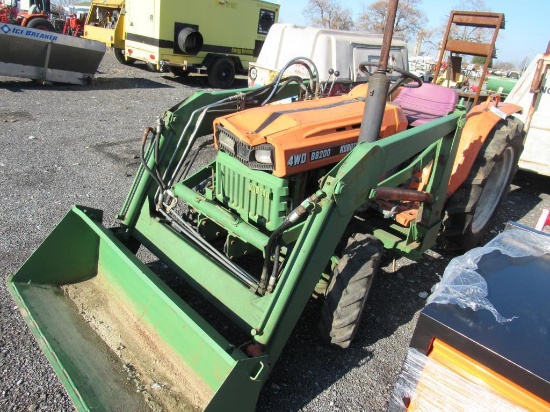 Kubota B8200 Tractor w/ Ldr