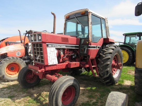 IH 886 Tractor