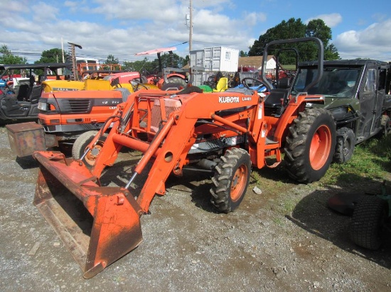 Kubota L3010 4WD Tractor w/ Loader