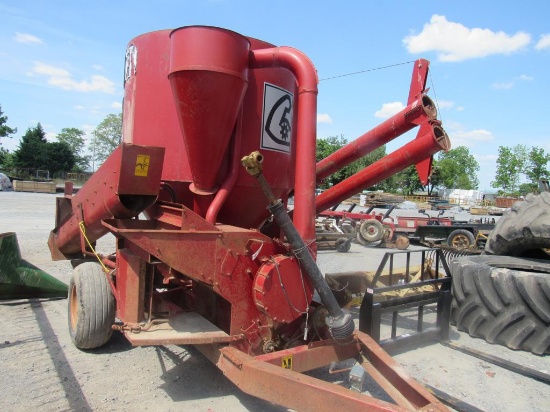 Farmhand 822 Grinder/Mixer