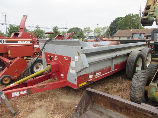 New Idea 3732 Manure Spreader