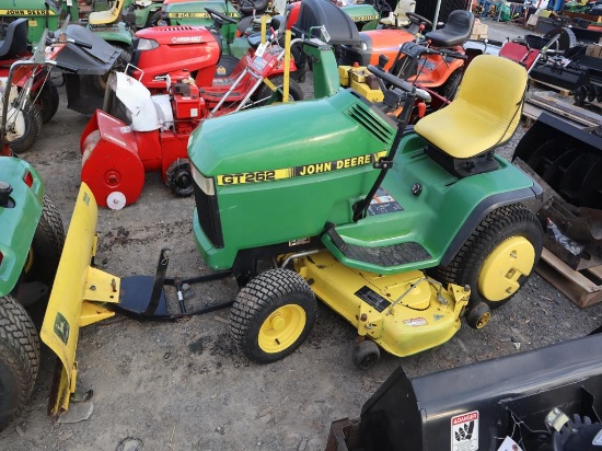 John Deere GT262 Lawn Tractor
