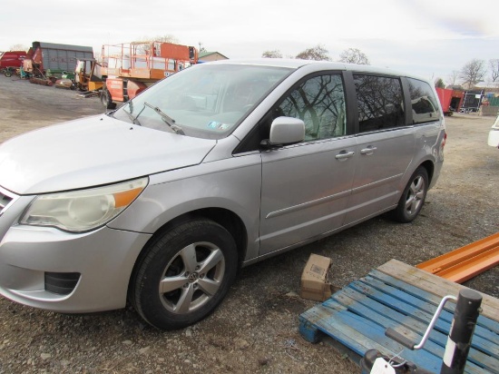 2010 Volkswagon Routan Van w/ Title
