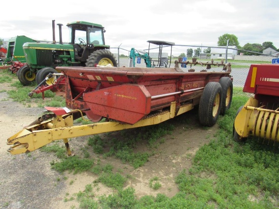 New Holland 676 Manure Spreader