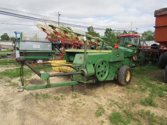 John Deere 337 Kicker Baler