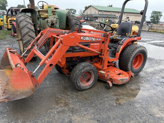 Kubota B2100 4WD Compact Tractor