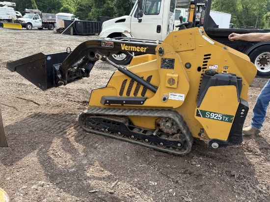 Vermeer S925TX Stand on Track Loader
