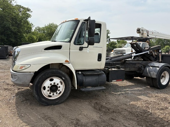 2007 International 4200 SBA Roll Off Truck