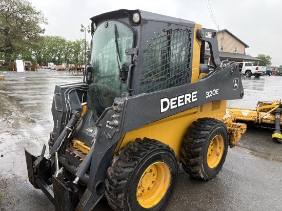 John Deere 320E Skidloader