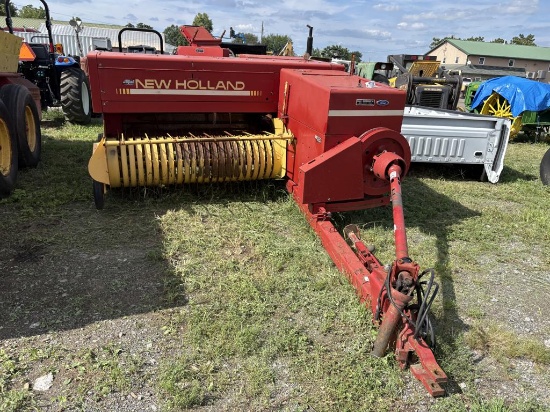 New Holland 565 Baler