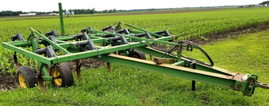 JD 610 chisel plow