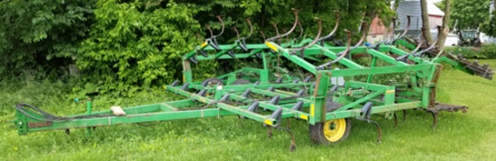 JD 960 field cultivator