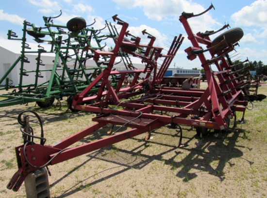 IH 4600 field cultivator, 27 1/2'