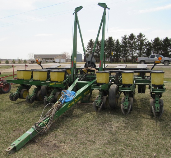 JD 7200 12-row planter w/ monitor